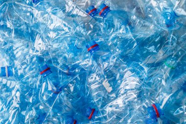Plastik şişeler. Çevre kavramını korumak için geri dönüşüm. Kullanılan birçok boş PET şişesinin arka planı