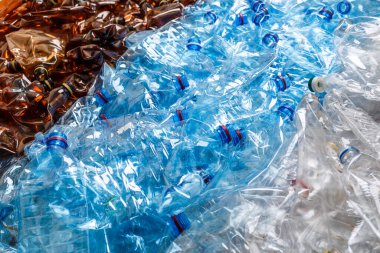 Plastik şişeler. Çevre kavramını korumak için geri dönüşüm. Kullanılan birçok boş PET şişesinin arka planı