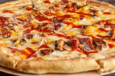 Domates soslu taze pizza, siyah zeytin, mozzarella peyniri, ahşap masadaki jambon. Metin veya kopyalama alanı için boşluk. Pizza menüsü. Restoran menüsü reklamı