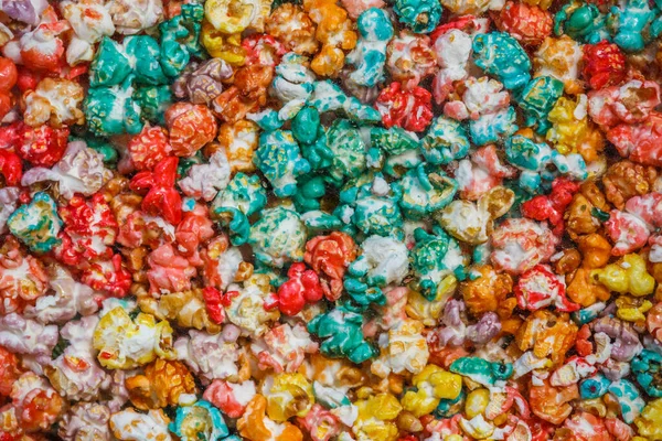 Beyaz arka planda izole edilmiş lezzetli patlamış mısır yığını. Arkaplanda patlamış mısır dokusu var. Üst manzara. Karamelli patlamış mısır.