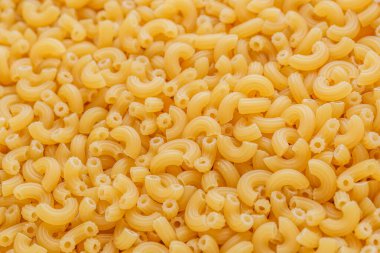 Kısa İtalyan pipo makarna. Makarna, erişte gibi buğday unundan yapılan İtalyan geleneksel makarnasıdır. Kuru makarna arka planı.