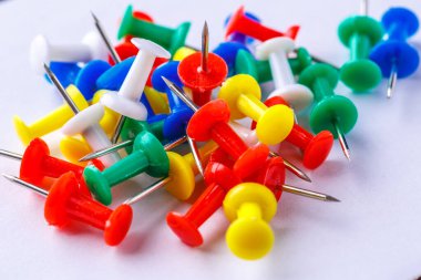Beyaz arka planda izole edilmiş bir iğne yığını. Beyaz arka planda izole edilmiş raptiyeler. beyaz arkaplan üzerinde renkli itme-pin raptiye araçları ofis
