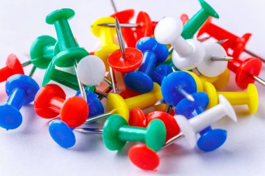 Beyaz arka planda izole edilmiş bir iğne yığını. Beyaz arka planda izole edilmiş raptiyeler. beyaz arkaplan üzerinde renkli itme-pin raptiye araçları ofis