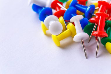 Beyaz arka planda izole edilmiş bir iğne yığını. Beyaz arka planda izole edilmiş raptiyeler. beyaz arkaplan üzerinde renkli itme-pin raptiye araçları ofis