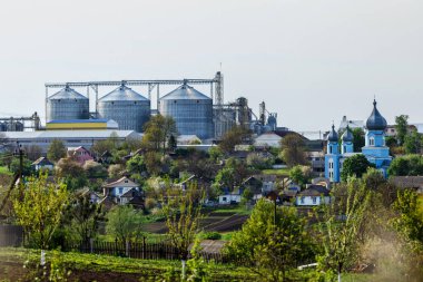 Tarım Siloları. Tahıl depolama ve kurutma tahıl, buğday, mısır, soya, ayçiçeği beyaz bulutlu mavi gökyüzüne karşı. Ekin depolama