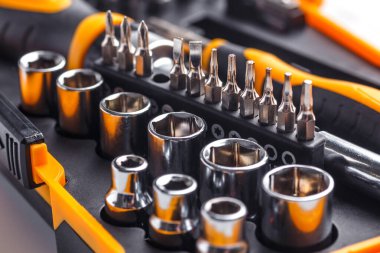 Değişken tornavida seti. Farklı metal başlıklar ve parçalar var. Beyaz arka planda izole edilmiş. Çalışma araçları seti.