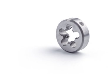 Beyaz arka planda izole edilmiş dış bir ipliği kesmek için kullanılan eski bir alet. Musluk çalar ve ölür spiral flüt. Kesme aracı sağ vidalar için iplik yapmak.