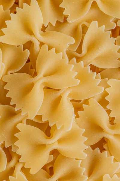 伝統的なイタリアの秋のパスタ イタリア料理 弓タイ麺 調理されていない乾燥した滝 トップ表示 — ストック写真