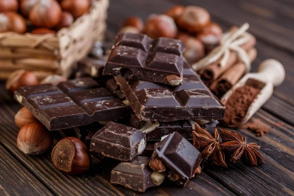 Stapelweise Schokoladenscheiben Mit Minzblatt Auf Einem Holztisch Sortiment Feiner Pralinen — Stockfoto