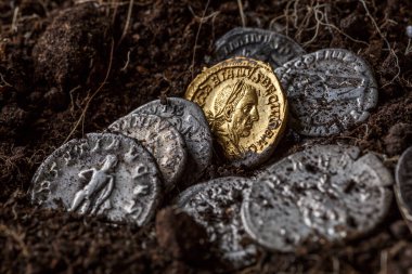 Roma altın ve gümüşü hazinesi. Trajan Decius. MS 249-251. AV Aureus. Roma İmparatorluğu 'nun eski sikkesi. Otantik gümüş denarius, antoninianus, antik Roma' nın aureus 'u..