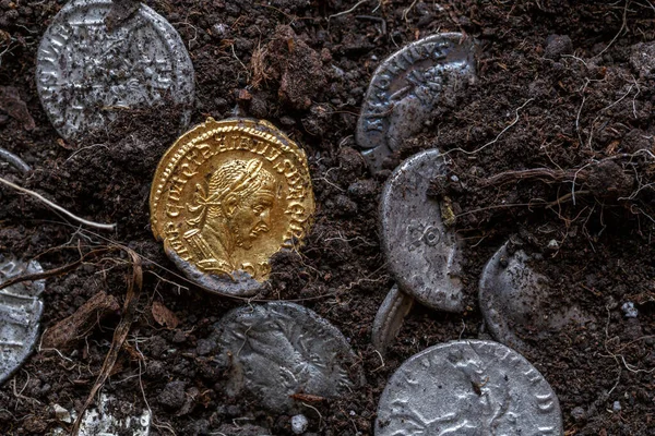 Θησαυρός Ρωμαϊκών Χρυσών Και Ασημένιων Νομισμάτων 249 251 Aureus Αρχαίο — Φωτογραφία Αρχείου
