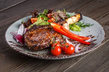 Izgara biftek, otlar ve baharatlar karanlık bir masada. Üst Manzara. Metnin için boş yer.