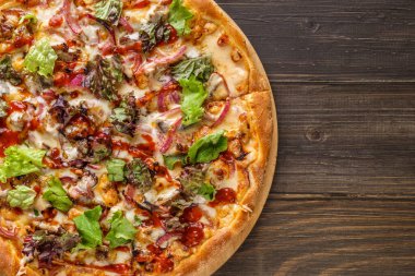 Domates soslu taze pizza, siyah zeytin, mozzarella peyniri, ahşap masadaki jambon. Metin veya kopyalama alanı için boşluk. Pizza menüsü. Restoran menüsü reklamı