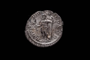 Roma parası, AR Denarius, SEVERUS ALEXANDER, Roma nanesi, M.S. 225 - M.S. 235, imparatorun portresi siyah üzerine izole edilmiş Antik Roma parası.