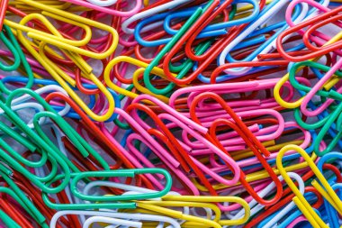 renkli ataçlar. Eğitimin kavramsal görüntüsü..