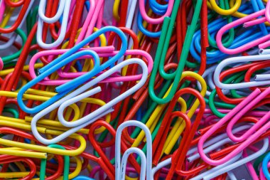 renkli ataçlar. Eğitimin kavramsal görüntüsü..