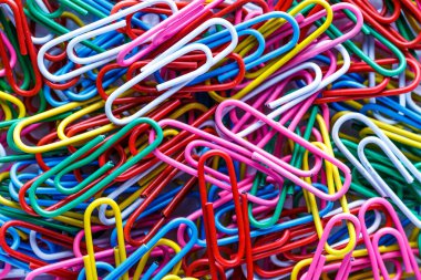 renkli ataçlar. Eğitimin kavramsal görüntüsü..