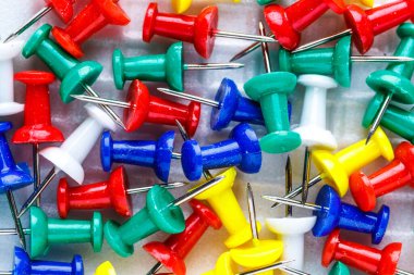 Beyaz arka planda izole edilmiş raptiyeler. Renkli raptiye raptiye araçları ofisi beyaz arkaplan üzerinde. Farklı renklerde raptiyeler. Üst görünüm.