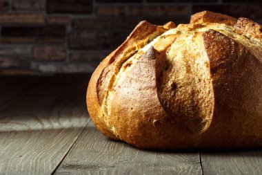 Taze pişmiş geleneksel ekmek ahşap masada, fotokopi odası ve yiyecek yakın plan. Tohumlu tam tahıllı çavdar ekmeği.