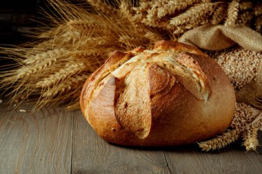 Taze pişmiş geleneksel ekmek ahşap masada, fotokopi odası ve yiyecek yakın plan. Tohumlu tam tahıllı çavdar ekmeği.
