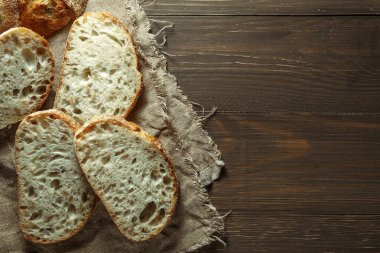 Ekmek, kırsal ahşap arka planda dilimlenmiş geleneksel ekşi ekmek. Geleneksel mayalanmış ekmek pişirme yöntemleri kavramı. Sağlıklı yemek..