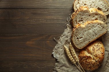 Ekmek, kırsal ahşap arka planda dilimlenmiş geleneksel ekşi ekmek. Geleneksel mayalanmış ekmek pişirme yöntemleri kavramı. Sağlıklı yemek..
