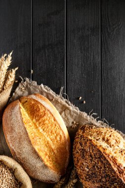 Masada taze kokulu ekmek. Yemek konsepti. Geleneksel mayalanmış ekmek pişirme yöntemleri kavramı. Sağlıklı yemek..