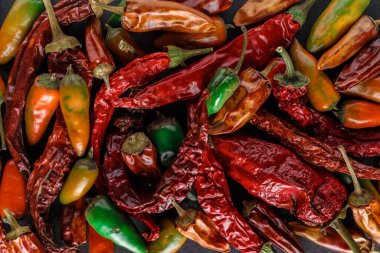 Acı biber. En taze ve en acı biberin renkli bir karışımı. Siyah üzerine izole edilmiş kırmızı biber.