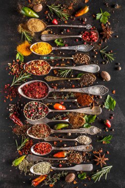 Değişik baharatlar, taş masada kaliteli kaşıklar. Renkli bitkisel ve baharatlı doğu pazarı. Manzara harika. Kafe konsepti. Lezzetli yemek servisi..