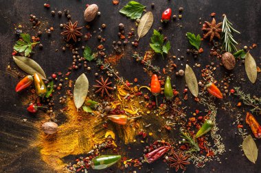 Farklı baharatlardan oluşan bir karışım. Renkli baharat ve baharat dokuları. Renkli bitkiler ve baharatlar. Doğulu. Kafe konsepti.