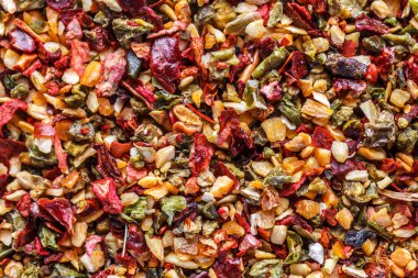 Farklı baharatlardan oluşan bir karışım. Renkli baharat ve baharat dokuları. Renkli bitkiler ve baharatlar. Doğulu. Kafe konsepti.