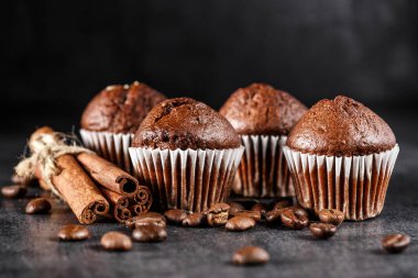 Dondurmalı çikolatalı kek ve Dark Light çikolatalı kek, ahşap arka planda ev yapımı lezzetli çikolatalı kek.