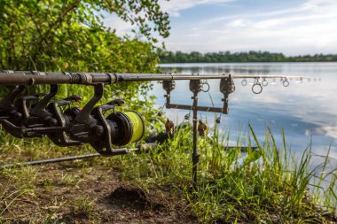 İspanya. 22 Ağustos 2020. Carp spin makarası SHIMANO ULTEGRA.İspanya 'da Mequinenza rezervuarında balık avı - Ebro