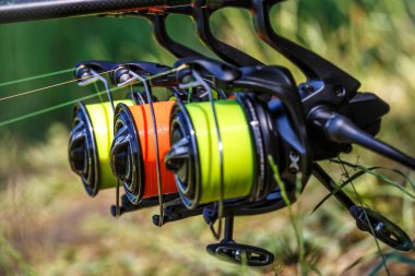 İspanya. 22 Ağustos 2020. Carp spin makarası SHIMANO ULTEGRA.İspanya 'da Mequinenza rezervuarında balık avı - Ebro