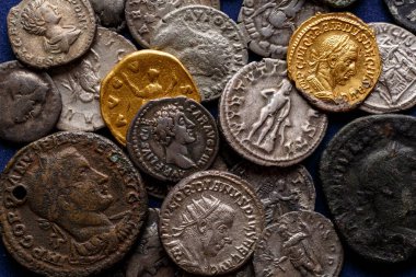 Roma altın ve gümüşü hazinesi. Trajan Decius. MS 249-251. AV Aureus. Roma İmparatorluğu 'nun eski sikkesi. Otantik gümüş denarius, antoninianus, antik Roma' nın aureus 'u..