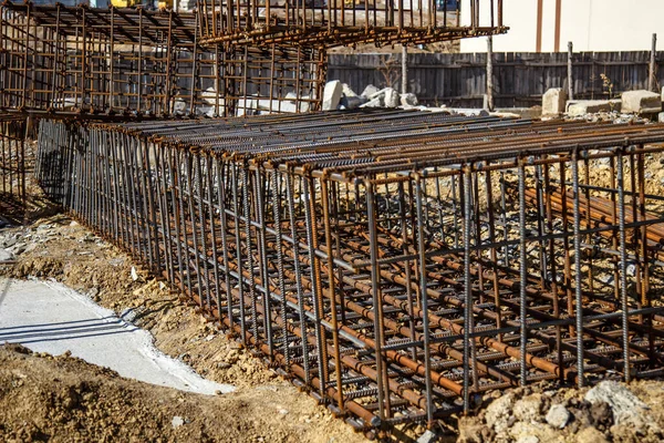Endüstriyel geçmiş. Beton dökme hazırlığı. İnşaat alanında güçlendirilmiş beton binalar inşa ediliyor.Çelik güçlendirme çubuk dokusu, Çelik demirlerin kapatılması