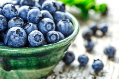 Metnin için fotokopi alanı olan taze yabanmersini arkaplanı. Sağlıklı beslenme ve yeme için bir kase konseptinde yabanmersini antioksidan organik yiyecekler