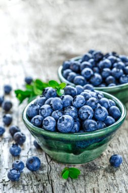Metnin için fotokopi alanı olan taze yabanmersini arkaplanı. Sağlıklı beslenme ve yeme için bir kase konseptinde yabanmersini antioksidan organik yiyecekler