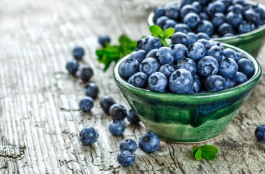 Metnin için fotokopi alanı olan taze yabanmersini arkaplanı. Sağlıklı beslenme ve yeme için bir kase konseptinde yabanmersini antioksidan organik yiyecekler