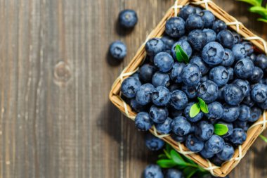 Metnin için fotokopi alanı olan taze yabanmersini arkaplanı. Sağlıklı beslenme ve yeme için bir kase konseptinde yabanmersini antioksidan organik yiyecekler