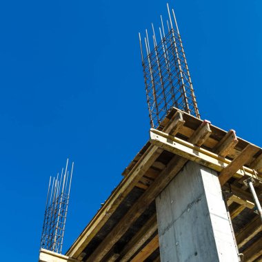 Yeni bir apartman bloğu üzerinde çalışıyoruz. Vinçlerle birlikte inşaat halindeki yüksek bina. Yeni Bina İnşaat Alanı