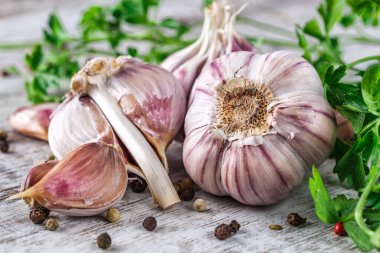 Sarımsak soğanları ahşap masanın üzerinde, arka planda sarımsak bulanıklığı var..