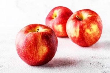  Tahtadaki kırmızı elmalar ya da karatahta arka planı. Parlak meyve kompozisyonu. Gri arkaplanda yakın plan.