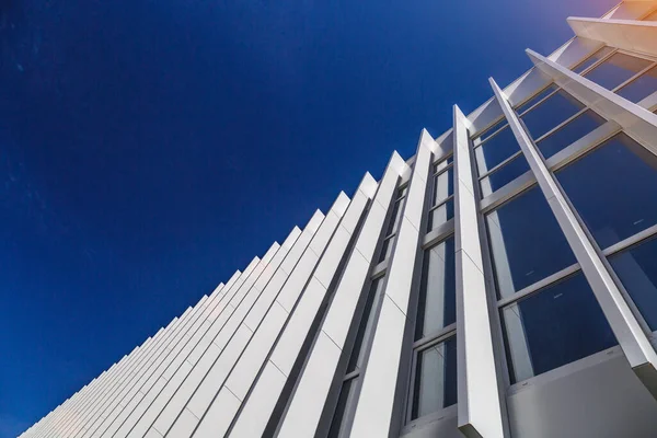 Schöner Neubau Mit Glasfenstern Baustellenarbeit Gegen Blauen Himmel Neubau Der — Stockfoto