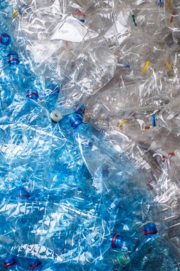 Plastik şişeler. Çevre kavramını korumak için geri dönüşüm. Kullanılan birçok boş PET şişesinin arka planı