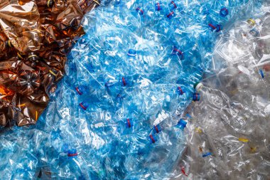 Plastik şişeler. Çevre kavramını korumak için geri dönüşüm. Kullanılan birçok boş PET şişesinin arka planı