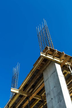 Yeni bir apartman bloğu üzerinde çalışıyoruz. Vinçlerle birlikte inşaat halindeki yüksek bina. Yeni Bina İnşaat Alanı