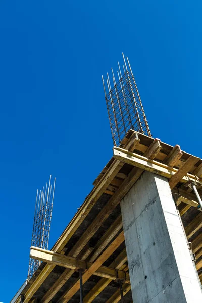 Arbete Pågår Ett Nytt Flervåningshus Lång Byggnad Uppförande Med Kranar — Stockfoto