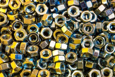 Sürgüler ve fındıklar. Çeşitli vidaları yakın çekim. Arkaplan ve üst görünüm için kullan.