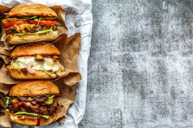 Biftek Yumurtası ve Pastırma Burger Restoranda servis edildi. Amerikan fast food. Tahta Masada Lezzetli Gurme. Tahta tabakta sığır burger.